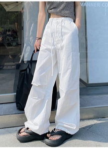 Vue détaillée du pantalon cargo blanc à taille haute avec poches et cordon de serrage