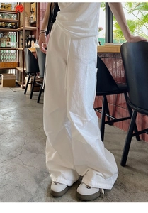 Détail du pantalon cargo blanc à jambes larges avec taille élastique et poches latérales