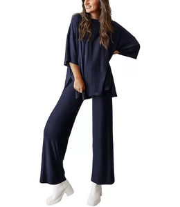 Detail eines navyblauen Damen-Zweiteilers mit geschlitztem Oversize-Oberteil und weiter Hose