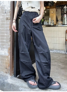 Vue détaillée du pantalon cargo taille haute avec cordon de serrage et grandes poches à rabat