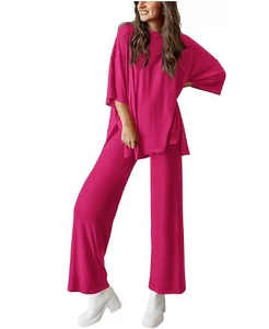 Damen Loungewear-Set in Magenta mit Oversize-Kurzarmshirt und weit geschnittener Hose