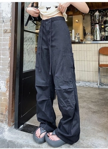Détails du pantalon cargo noir avec cordon de serrage et grandes poches latérales pratiques