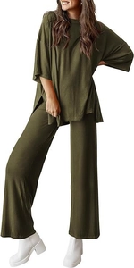 Detail von olivgrünem Lounge-Set mit Oversize-Top Seitenschlitzen und weiter Hose