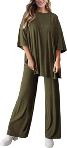Detail des olivgrünen Rippstrick-Stoffs vom Damen-Set mit Kurzarm-Top und weiter Hose