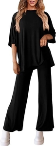Detail von schwarzem Oversize-Kurzarmtop und Hose mit weitem Bein aus fließendem Material