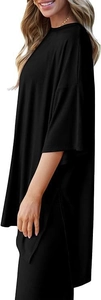 Detailansicht eines schwarzen locker sitzenden T-Shirts mit Seitenschlitz am Saum