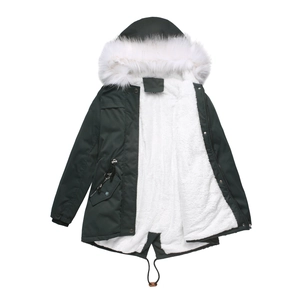 Détail de la doublure épaisse en fausse fourrure blanche et de la capuche du parka vert foncé