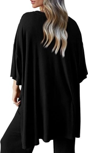 Detail eines schwarzen langen Cardigans mit Rippstruktur und seitlichen Schlitzen für Damen