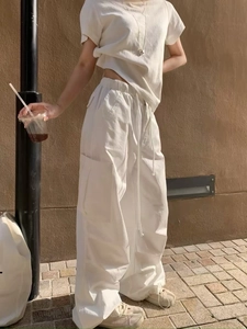 Pantalon cargo blanc de style américain à jambes larges avec un t-shirt basique assorti