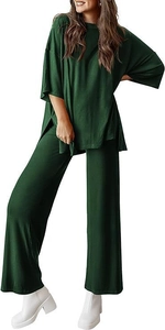 Detail von dunkelgrünem Kurzarm-Oberteil und weit geschnittener Hose im Loungewear-Set