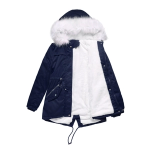 Détail de la parka bleu marine avec grand col en fourrure blanche et doublure chaude