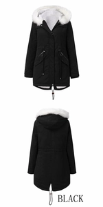 Vue avant et arrière d'une parka noire pour femme avec col en fourrure blanche et cordon
