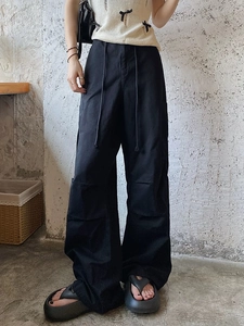 Pantalon cargo noir femme à taille haute avec cordon de serrage et poches latérales