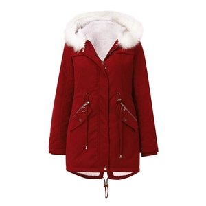 Détail de la parka d'hiver rouge avec doublure en fausse fourrure blanche et cordon