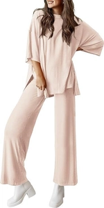 Detailsicht des rosa Strick-Loungewear-Sets mit Kurzarm-Oberteil und weitem Hosenbein