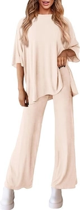Detail von hellbeigem Lounge-Set mit Oversize-Oberteil und Strickhose mit weitem Bein
