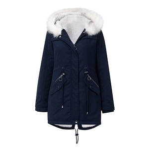 Parka mi-longue bleu marine avec col en fourrure blanche et doublure polaire