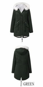 Détail de la parka vert foncé avec garniture en fourrure blanche et cordon de serrage