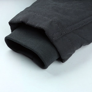 Détail du poignet intérieur coupe-vent et de la texture sergée du manteau parka d'hiver