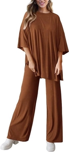 Detail von caramel-braunem Hosen-Set mit weitem Bein und Oberteil mit Seitenschlitz