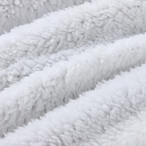 Gros plan sur la fausse fourrure blanche douce montrant la texture épaisse du parka d'hiver