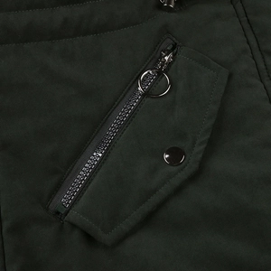 Détail de parka vert armée avec poche zippée, tirette anneau et bouton pression métal
