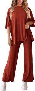 Detail von rostrotem Kurzarm-Oberteil und High-Waist-Hose mit weitem Bein für Damen