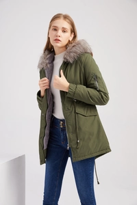 Détail de la parka à capuche vert armée avec col en fourrure et cordon de serrage taille