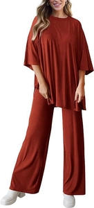 Detail eines rostroten Damen-Loungesets mit geschlitztem Oberteil und weiter Hose