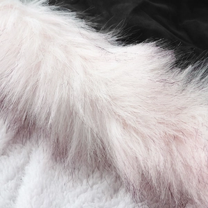 Détail du col en fourrure synthétique rose et blanc avec doublure en polaire chaude
