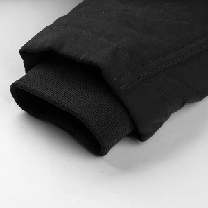 Détail des poignets en maille noire coupe-vent et double couture sur la manche du parka
