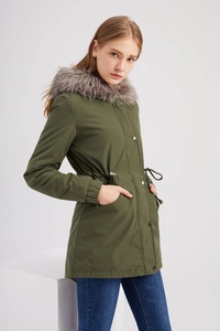 Détail de parka d'hiver avec col en fausse fourrure épaisse et taille à cordon