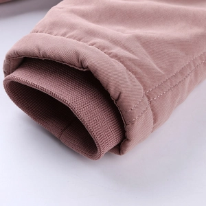 Détail des poignets coupe-vent côtelés et de la texture en sergé d'une parka d'hiver