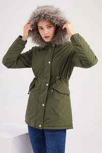 Parka vert olive avec capuche en fausse fourrure grise et cordon de serrage à la taille