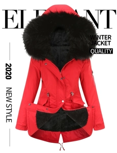 Détail de la parka d'hiver avec capuche en fausse fourrure noire et doublure polaire