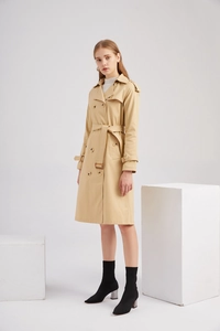 Trench-coat classique kaki avec col à revers, double boutonnage et ceinture nouée