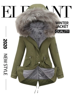 Détail de la parka d'hiver avec capuche en fausse fourrure grise et doublure polaire