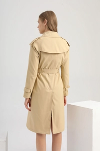 Vue arrière du trench-coat kaki avec ceinture à la taille et fente classique au dos