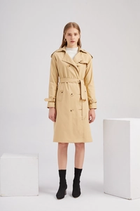 Trench-coat long classique kaki avec ceinture et boutons à double boutonnage sur modèle