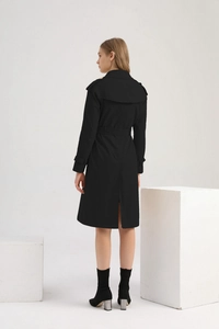 Vue arrière du trench-coat long en coton noir avec bavolet et ceinture à la taille réglable