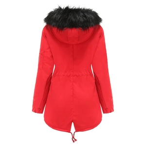 Vue arrière parka rouge avec col en fausse fourrure noire et cordon de serrage réglable