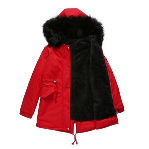 Détail de la parka d'hiver avec tissu rouge coupe-vent et doublure en fausse fourrure