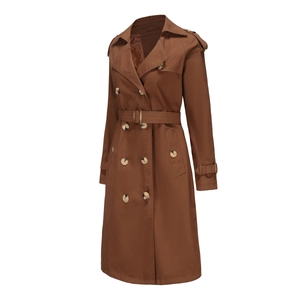 Détail du trench-coat en coton caramel avec boutons ambrés et ceinture ajustée