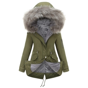 Vue détaillée de la parka vert olive avec grand col en fausse fourrure grise et doublure