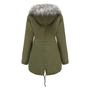 Vue arrière de la parka femme vert militaire avec capuche en fourrure et ourlet en queue