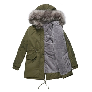 Détail de la parka d'hiver vert armée avec doublure polaire grise et capuche en fourrure