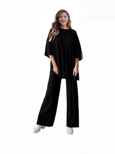 Zweiteiler für Damen: Schwarzes kurzärmliges Oberteil und weite Hose mit hohem Bund