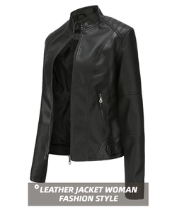 Détail de la veste de moto noire avec col montant et coutures matelassées aux épaules