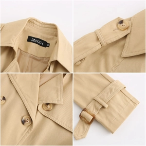 Vue détaillée du trench-coat en coton kaki montrant l'étiquette, les épaulettes et les doubles boutons