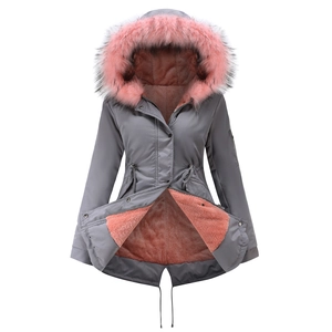 Détail de la parka d'hiver avec doublure en fausse fourrure rose et tissu gris coupe-vent